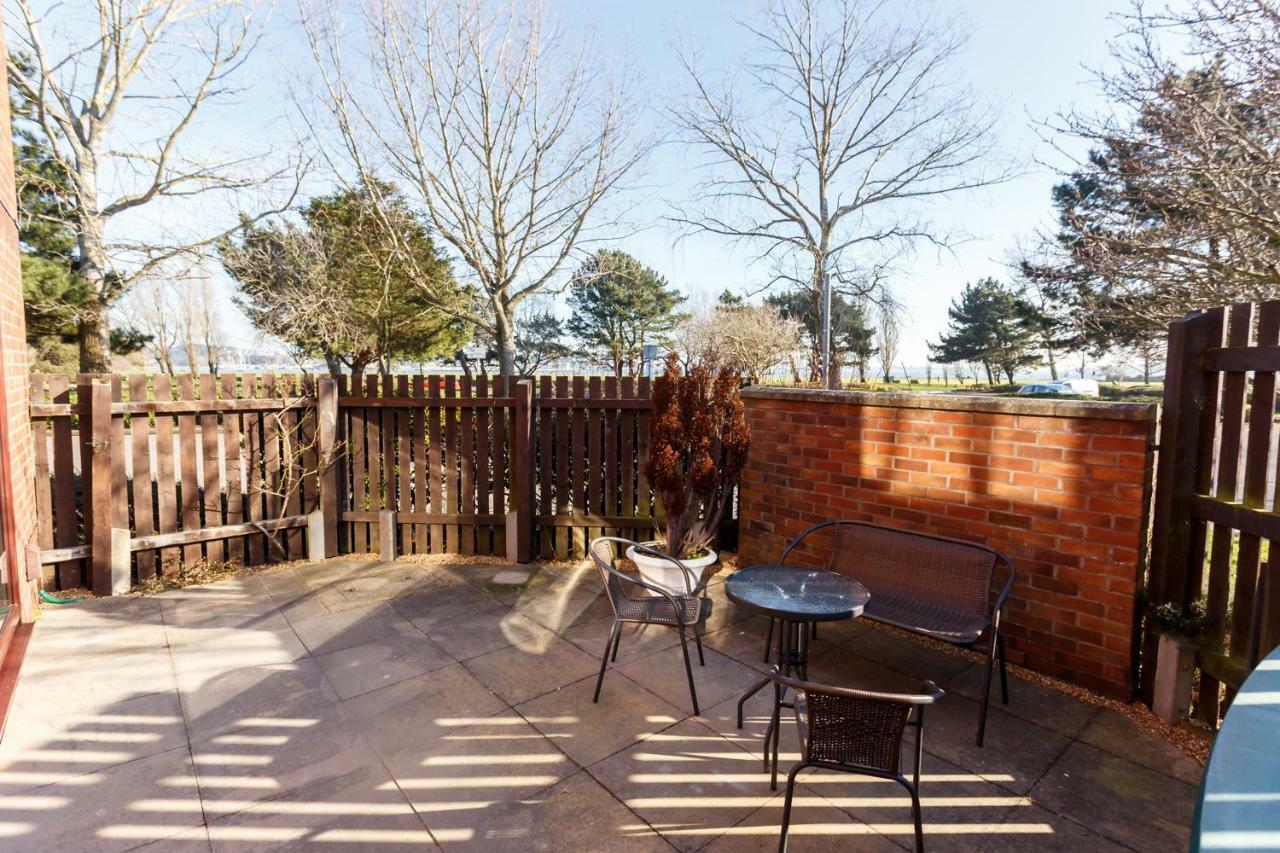 Fantasea Villa Poole Buitenkant foto
